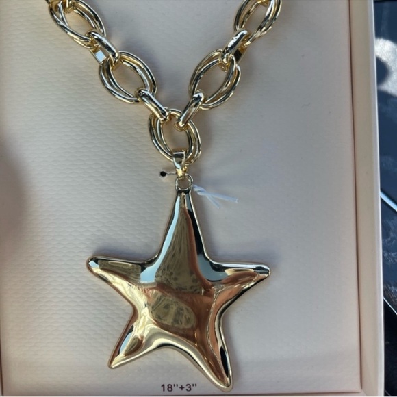 GOLD STAR W GOLD TONE LINKED NECKLACE!!! New box! - Picture 1 of 4